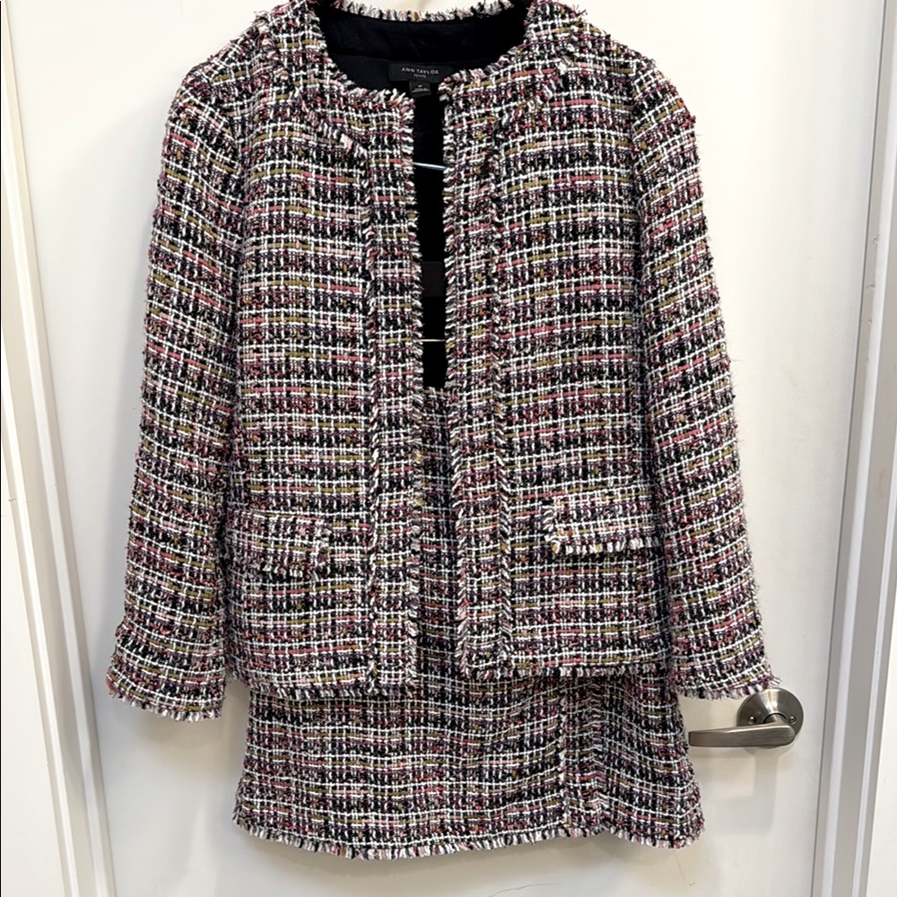Ann Taylor Plaid Boucle Skirt Suit with Structured Silhouette
Blazer P6
Skirt P4